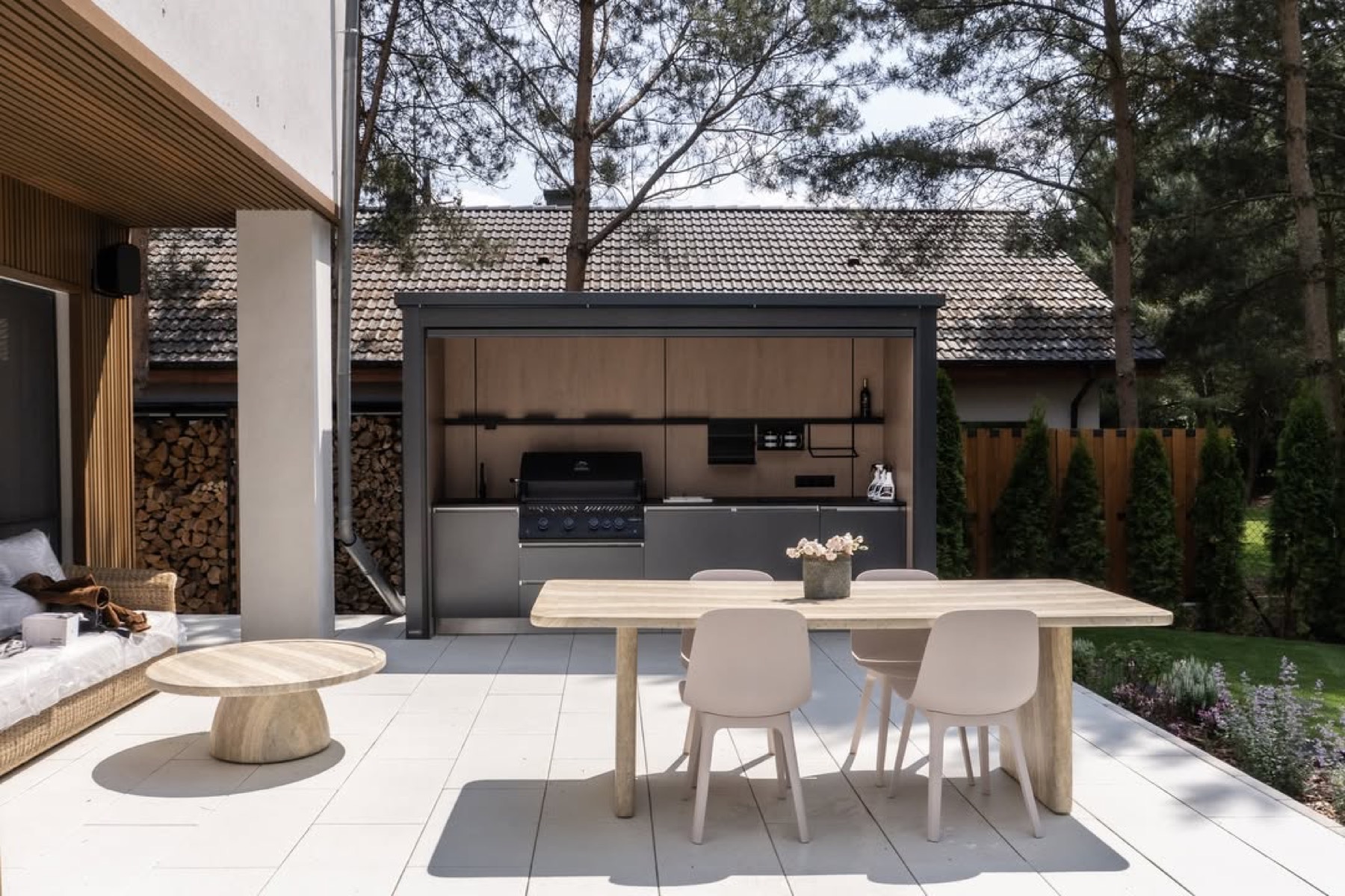 grilluxe Outdoorküche mit Essplatz auf der Terrasse