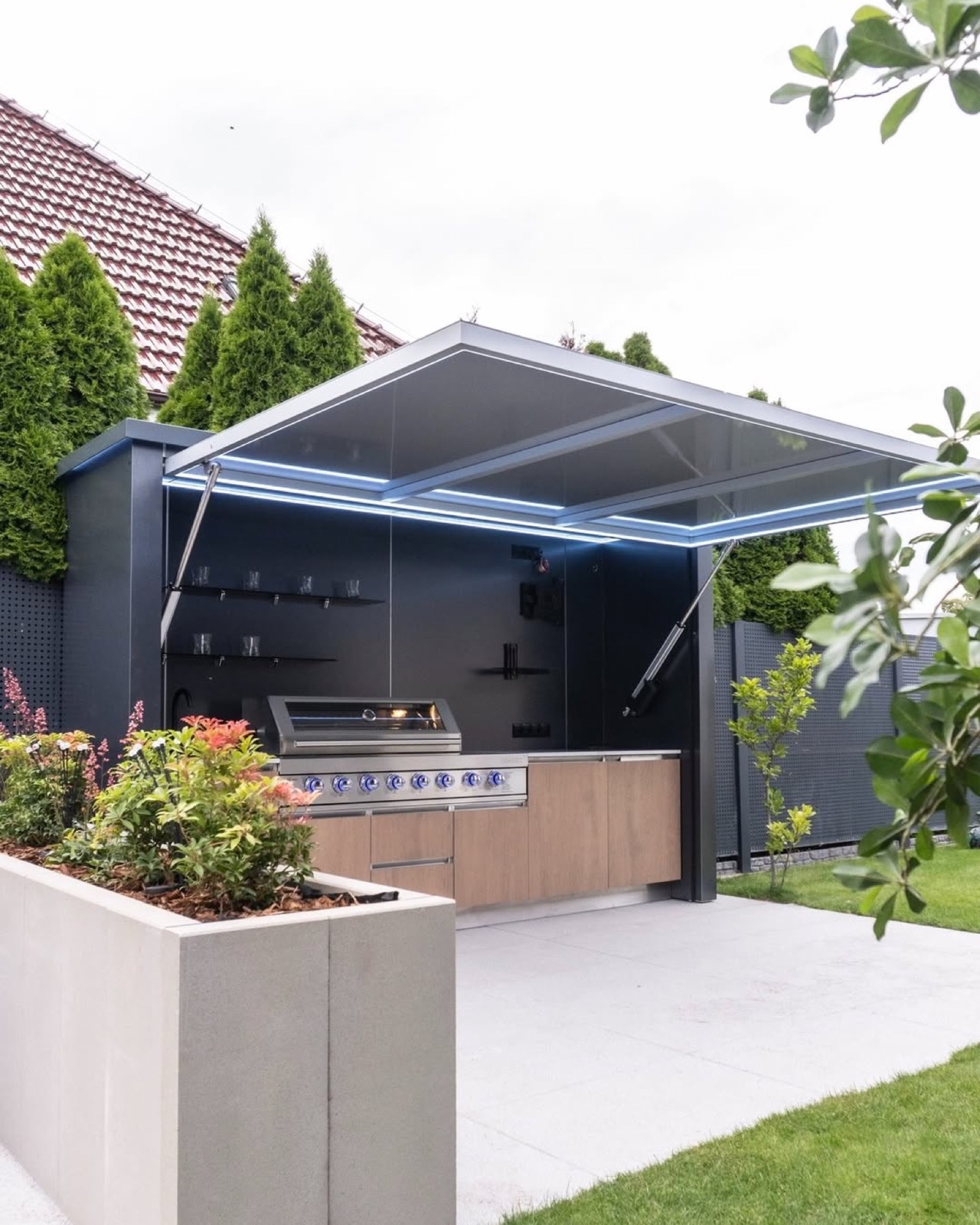 grilluxe Outdoorküche, geöffnet, mit blauer LED-Beleuchtung im Garten